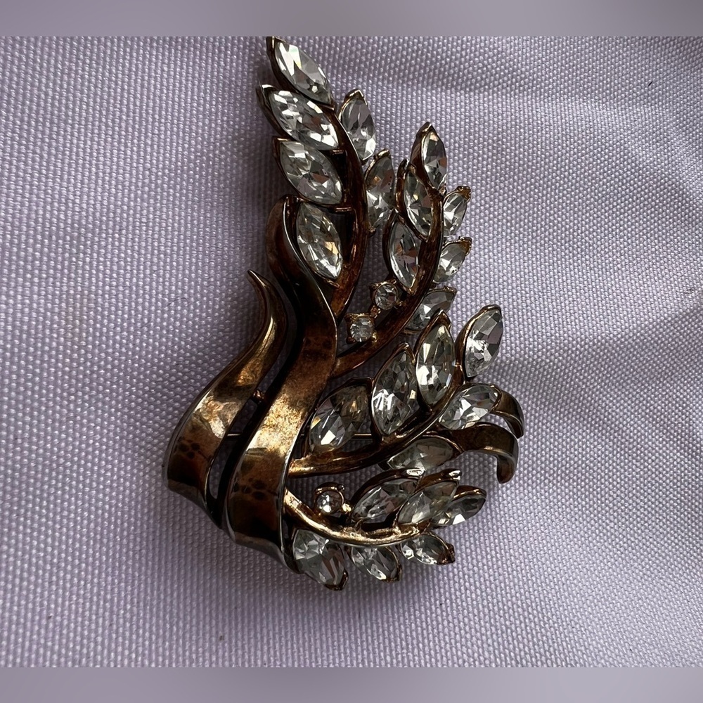 Trifari Signed Pat Pend Elegant Gold Tone Crystal Rhinestone Brooch - Picture 2 of 3